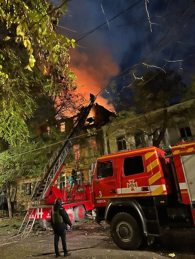 Вибухи пролунали в Одесі: місто під атакою дронів, пошкоджено житловий будинок, є загибла