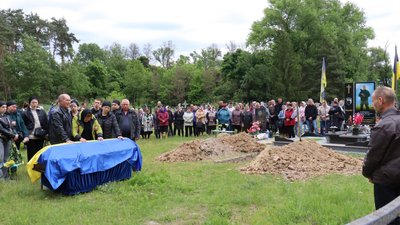 На Чернігівщині попрощалися з двома захисниками: Андрієм Юрченком та Сергієм Сушеницею На Чернігівщині попрощалися з двома захисниками: Андрієм Юрченком та Сергієм Сушеницею
