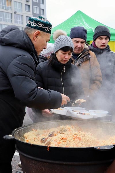 Частування пловом відвідувачів "юрти незламності" в Бучі Частування пловом відвідувачів "юрти незламності" в Бучі