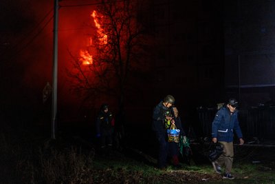 У Краматорську врятували п'ятьох людей із багатоповерхівки, яка загорілася через атаку армії РФ У Краматорську врятували п'ятьох людей із багатоповерхівки, яка загорілася через атаку армії РФ