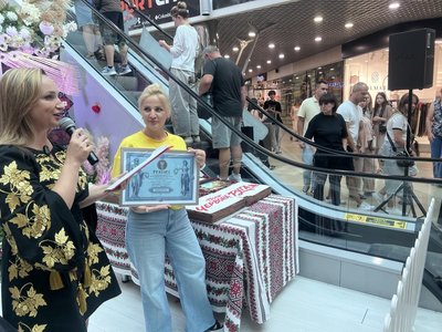 У Хмельницькому встановили національний рекорд з кількості порцій торта У Хмельницькому встановили національний рекорд з кількості порцій торта