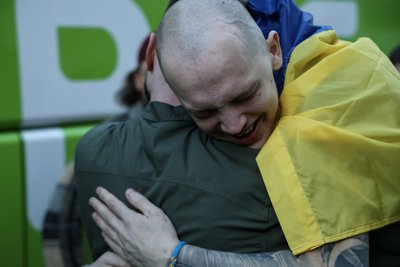 Україна та Росія провели найбільший обмін полоненими Україна та Росія провели найбільший обмін полоненими