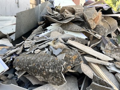 Пошкоджені багатоповерхівка та гаражі. Херсонці про наслідки обстрілу Центрального району Пошкоджені багатоповерхівка та гаражі. Херсонці про наслідки обстрілу Центрального району