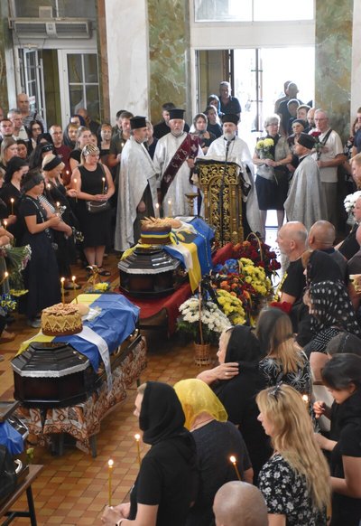У Луцьку попрощалися з полеглими захисниками Вадимом Чвирем, Альбертом Свіцею та Павлом Корчуком У Луцьку попрощалися з полеглими захисниками Вадимом Чвирем, Альбертом Свіцею та Павлом Корчуком