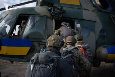 Десантники піднімаються на борт гелікоптера Мі-8 для відпрацювання стрибків з парашутами на навчальному полігоні Десантники піднімаються на борт гелікоптера Мі-8 для відпрацювання стрибків з парашутами на навчальному полігоні