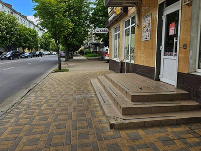 Нова плитка та старі ями – який вигляд мають тротуари на Покровській у Житомирі Нова плитка та старі ями – який вигляд мають тротуари на Покровській у Житомирі