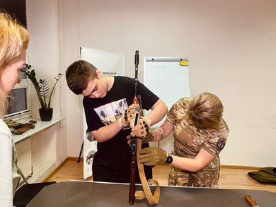 "Вбиває не зброя, а людина": у Черкасах для цивільних провели військовий вишкіл "Вбиває не зброя, а людина": у Черкасах для цивільних провели військовий вишкіл