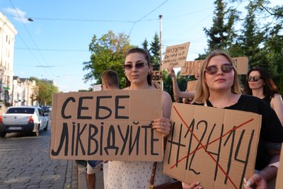 "Влада в Україні — народ". У Харкові мітингують проти закону №12414, який обмежує НАБУ і САП "Влада в Україні — народ". У Харкові мітингують проти закону №12414, який обмежує НАБУ і САП