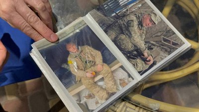 Останні обійми Дениса: історія загиблого воїна з Глухова Дениса Щербакова Останні обійми Дениса: історія загиблого воїна з Глухова Дениса Щербакова