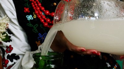 "Домашнє шампанське" з бузини: рецепт літнього напою від господині з Рівненщини "Домашнє шампанське" з бузини: рецепт літнього напою від господині з Рівненщини