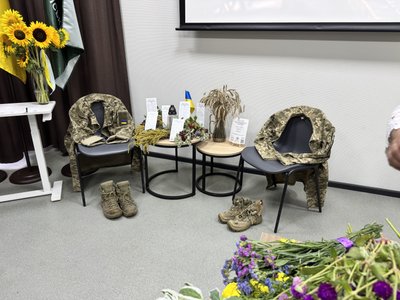 Вінкування на честь полеглих: як у Полтаві відновлюють українську традицію пам’яті Вінкування на честь полеглих: як у Полтаві відновлюють українську традицію пам’яті