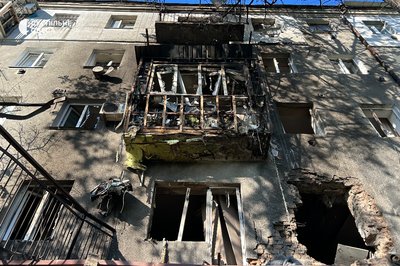 "Ми чули, як сиплеться каміння": жителька Ізмаїла про російську атаку дронів по багатоповерховому будинку "Ми чули, як сиплеться каміння": жителька Ізмаїла про російську атаку дронів по багатоповерховому будинку