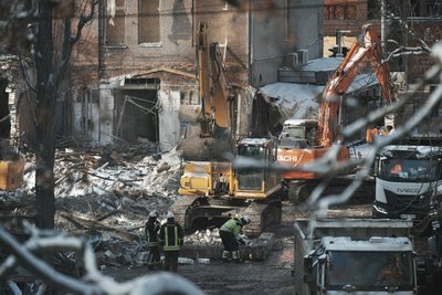Розбір завалів на місці руйнування будівель у центрі Харкова внаслідок вибухів 2 січня Розбір завалів на місці руйнування будівель у центрі Харкова внаслідок вибухів 2 січня