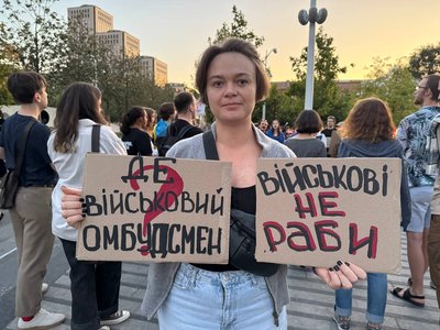 "Військові не раби!". У Дніпрі містяни вийшли на мітинг проти законопроєкту про відповідальність за СЗЧ "Військові не раби!". У Дніпрі містяни вийшли на мітинг проти законопроєкту про відповідальність за СЗЧ