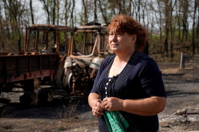 Фермерка біля згорілої техніки у Студенку під Ізюмом, на межі з Донеччиною, реагують на наближення фронту Фермерка біля згорілої техніки у Студенку під Ізюмом, на межі з Донеччиною, реагують на наближення фронту