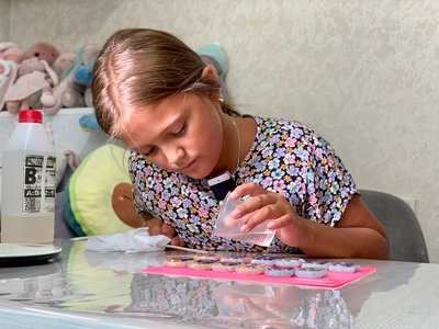 Злата Панькуш виливає епоксидну смолу Злата Панькуш виливає епоксидну смолу
