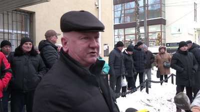 "Прийшли підтримати нашого "батька": тролейбусники погрожують страйком через суд проти керівника підприємства "Прийшли підтримати нашого "батька": тролейбусники погрожують страйком через суд проти керівника підприємства