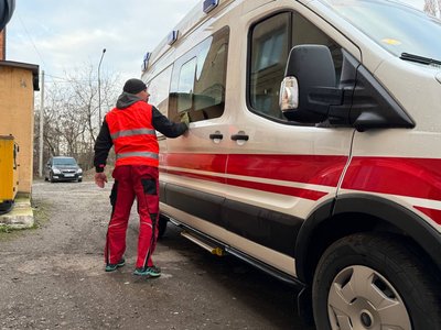В Ужгороді безкоштовно миють автомобілі екстреної меддопомоги В Ужгороді безкоштовно миють автомобілі екстреної меддопомоги