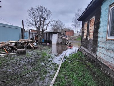 "Кури плавають, погріб повний води". На Київщині через сильні дощі розмило дамбу "Кури плавають, погріб повний води". На Київщині через сильні дощі розмило дамбу