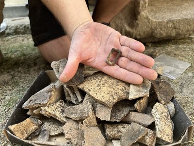 У внутрішньому дворі Мукачівського замку вперше проводять розкопки. Що знайшли археологи У внутрішньому дворі Мукачівського замку вперше проводять розкопки. Що знайшли археологи