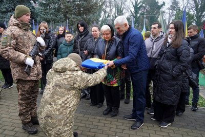 В Ужгороді попрощалися із захисником Дмитром Павличем В Ужгороді попрощалися із захисником Дмитром Павличем