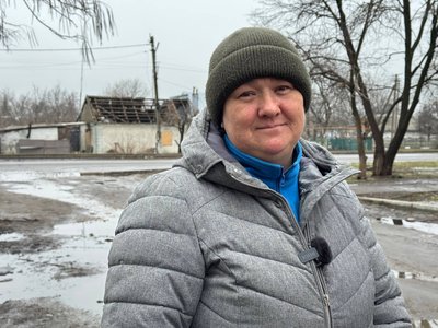 "Кожного шороху боїмося". Як живуть у Просяній на Дніпропетровщині під постійними ударами КАБами, без світла та води "Кожного шороху боїмося". Як живуть у Просяній на Дніпропетровщині під постійними ударами КАБами, без світла та води