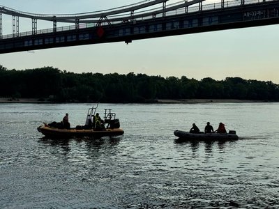 Із Дніпра підняли тіло хлопця, який через обрив троса зірвався з канатної дороги Із Дніпра підняли тіло хлопця, який через обрив троса зірвався з канатної дороги
