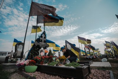 Надія Коломієць біля могили свого друга В'ячеслава Шимчука