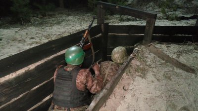 Як тренуються курсанти у вечірню пору доби в одному із навчальних центрів Сухопутних військ України Як тренуються курсанти у вечірню пору доби в одному із навчальних центрів Сухопутних військ України