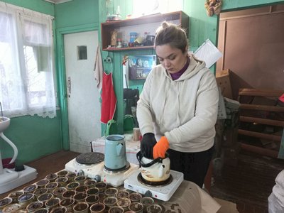 "Сподіваємося, що цей рік буде останній", — волонтери у Житомирі виготовляють окопні свічки "Сподіваємося, що цей рік буде останній", — волонтери у Житомирі виготовляють окопні свічки