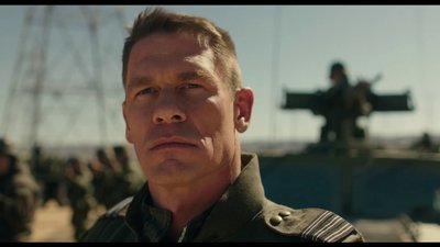 Джон Сіна в ролі агента Бернса у фільмі "Бамблі" (2018) Джон Сіна в ролі агента Бернса у фільмі "Бамблі" (2018)