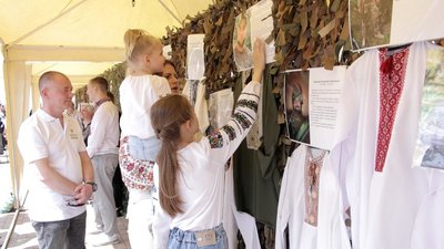 "Їх вдягали Герої": у Вінниці показали вишиванки полеглих оборонців "Їх вдягали Герої": у Вінниці показали вишиванки полеглих оборонців