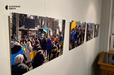 "Нескорений Херсон": в Одесі показали фото, зроблені на мітингах проти російської окупації "Нескорений Херсон": в Одесі показали фото, зроблені на мітингах проти російської окупації