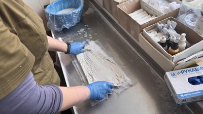 Медикиня готує гіпсову пов'язку, Харків, 28 лютого 2025 року Медикиня готує гіпсову пов'язку, Харків, 28 лютого 2025 року