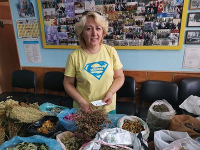 Через літню засуху волонтерам у Полтаві не вистачає сировини для трав’яних зборів для військових Через літню засуху волонтерам у Полтаві не вистачає сировини для трав’яних зборів для військових