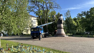 У Полтаві всьоме одягнули пам’ятник Івану Мазепі у вишиванку У Полтаві всьоме одягнули пам’ятник Івану Мазепі у вишиванку