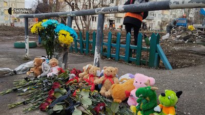 Квіти та іграшки на місці влучання ракети у Полтаві: що відбувається біля будинку 3 лютого Квіти та іграшки на місці влучання ракети у Полтаві: що відбувається біля будинку 3 лютого