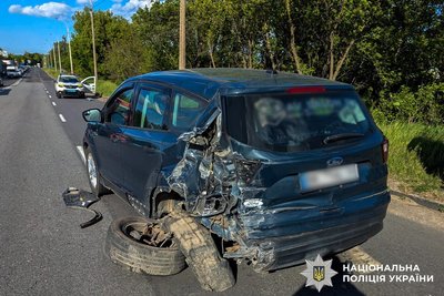 Зіткнення трьох автівок: двоє людей отримали травми в ДТП у Рівному Зіткнення трьох автівок: двоє людей отримали травми в ДТП у Рівному