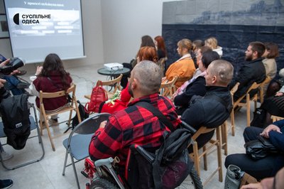 Кров, степ і вічність: в Одесі презентували книгу "Метаромантика", написану військовими та митцями