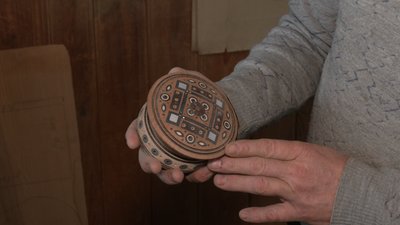 Скринька для зберігання прикрас, яку зробив Василь Грепіняк Скринька для зберігання прикрас, яку зробив Василь Грепіняк