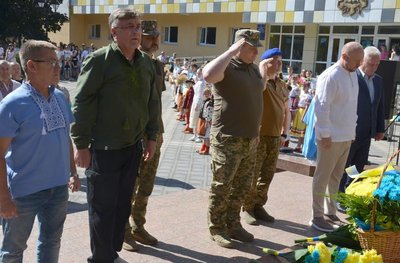 У Кропивницькому напередодні Дня Конституції виконали Гімн України та вручили державні нагороди У Кропивницькому напередодні Дня Конституції виконали Гімн України та вручили державні нагороди