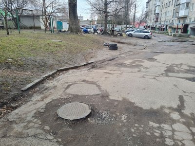 Люк, у який провалився хлопчик у Житомирі, обстежили: що кажуть у водоканалі та міській раді Люк, у який провалився хлопчик у Житомирі, обстежили: що кажуть у водоканалі та міській раді