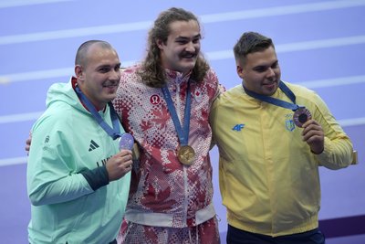 Михайло Кохан (справа) разом з медалістами Ігор у Парижі - Бенце Галашем (зліва) та Ітаном Карцманом (у центрі) Михайло Кохан (справа) разом з медалістами Ігор у Парижі - Бенце Галашем (зліва) та Ітаном Карцманом (у центрі)