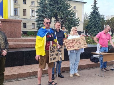 «Вони мали вирушити на евакуацію»: у Хмельницькому відбулася акція на підтримку полонених і безвісти зниклих військових «Вони мали вирушити на евакуацію»: у Хмельницькому відбулася акція на підтримку полонених і безвісти зниклих військових