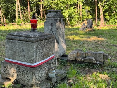 Лампадки на надмогильному камені, Пужники, пошукові роботи, 22 червня 2026, Тернопіль Лампадки на надмогильному камені, Пужники, пошукові роботи, 22 червня 2026, Тернопіль