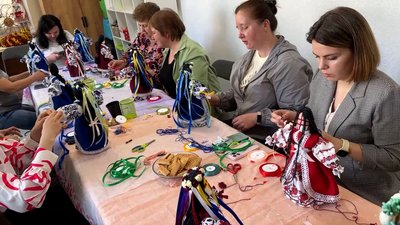 Лялька мотанка на Чернігівщині: як робити ляльки навчали жінок у прикордонній громаді Лялька мотанка на Чернігівщині: як робити ляльки навчали жінок у прикордонній громаді