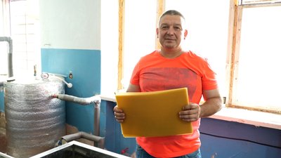 цех вощина пасічник Роман Бурджанадзе бджоляр переселенець Сєвєродонецьк Луганщина мед Павлоградський район Дніпропетровська область 29 серпня 2024 рік цех вощина пасічник Роман Бурджанадзе бджоляр переселенець Сєвєродонецьк Луганщина мед Павлоградський район Дніпропетровська область 29 серпня 2024 рік