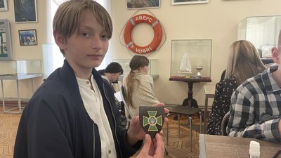 У Миколаєві школярі створювали шеврони для прикордонників У Миколаєві школярі створювали шеврони для прикордонників