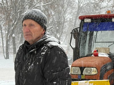 Ненормований робочий день: як переселенець із прикордоння прибирає Глухів Ненормований робочий день: як переселенець із прикордоння прибирає Глухів