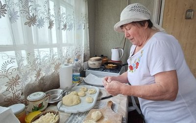 Чеські традиції на Житомирщині: 81-річна жителька Малинівки готує великодні коблиги